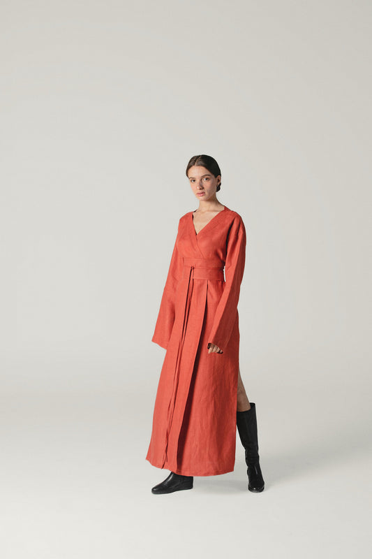 slightly far shot of model wearing Terracotta kleid linen kimono dress by atelier Mizuni