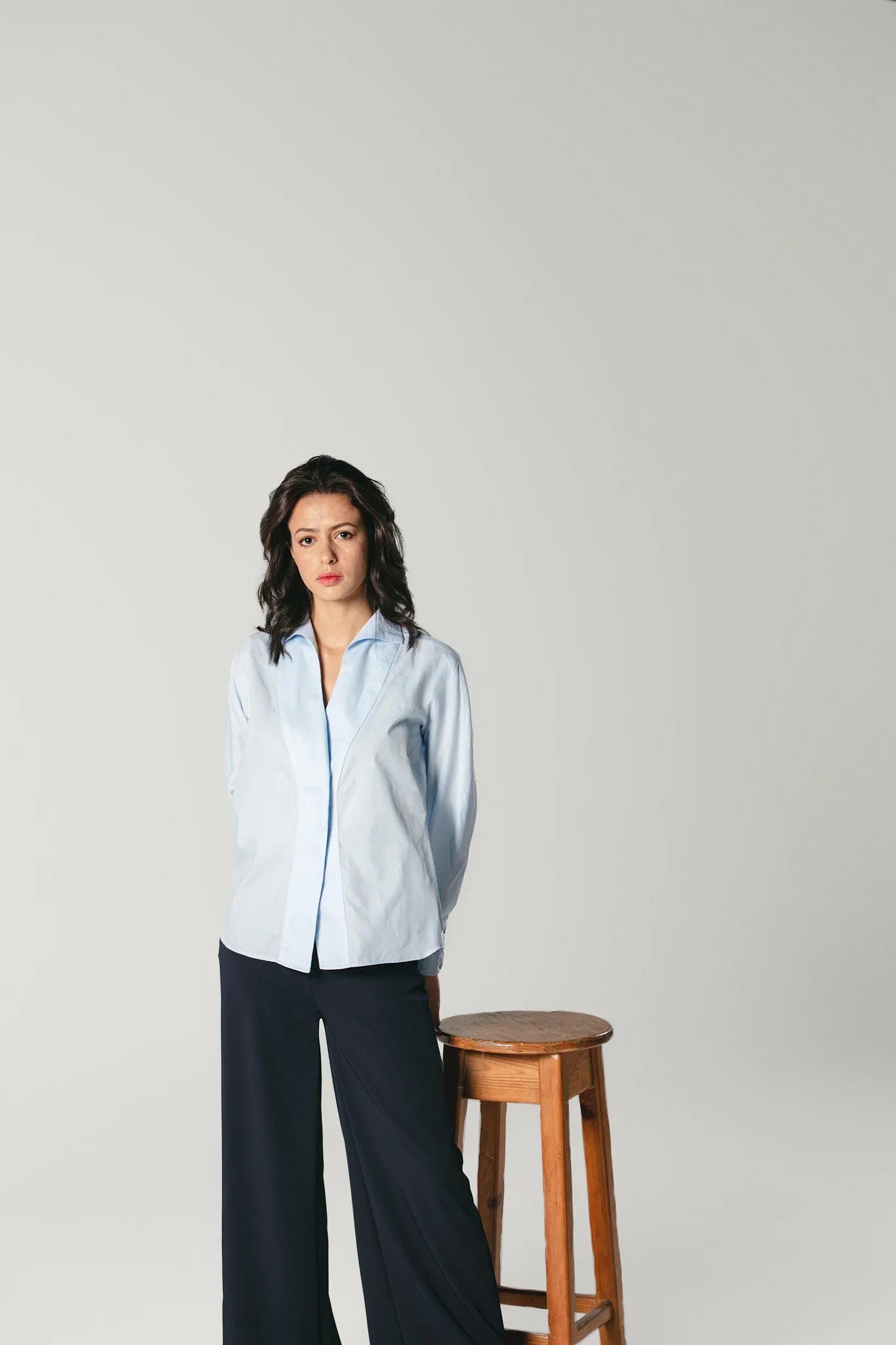 Blue poplin shirt with clean collar and easy silhouette by Atelier Mizuni
