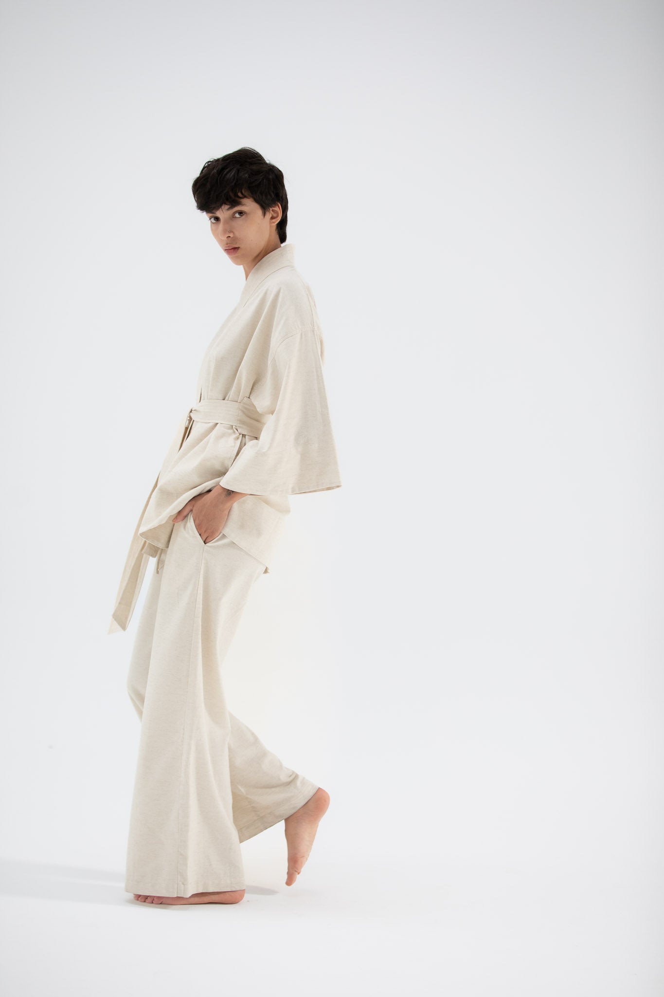 Person wearing a kimono jacket made of linen from atelier mizuni.