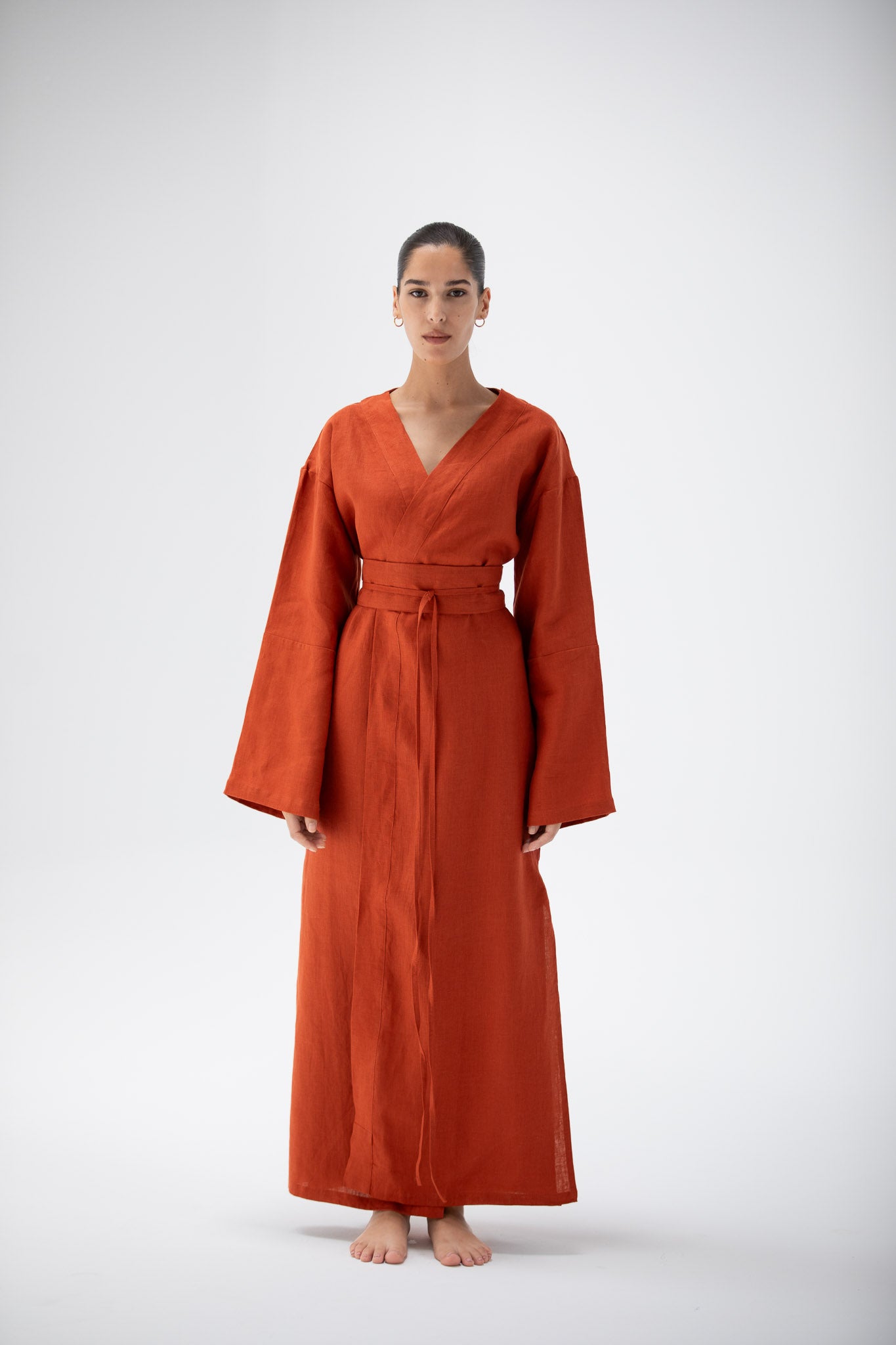 Woman wearing a terracotta kimono dress made of pure linen 